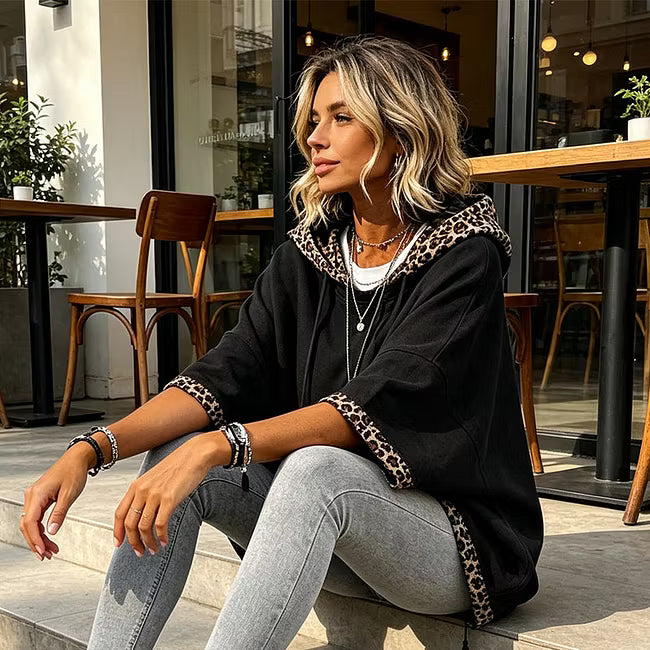 Aliz - Kapuzen-Sweatshirt mit Fledermausärmeln und Leopardenbesatz