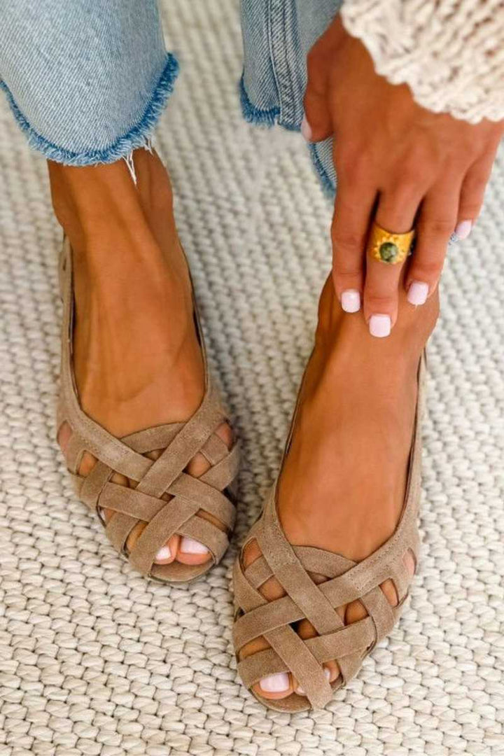 Kinsley - Flache geflochtene Cut-out-Sandalen