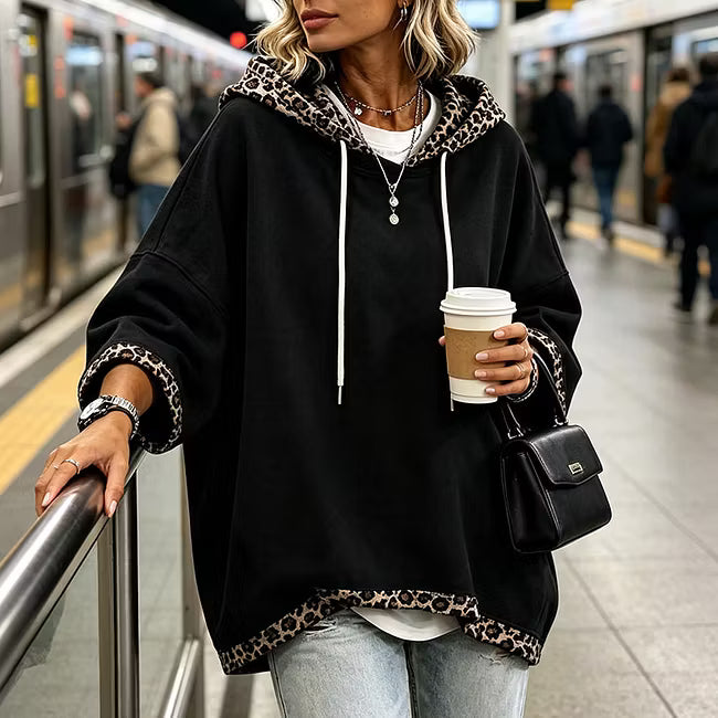 Aliz - Kapuzen-Sweatshirt mit Fledermausärmeln und Leopardenbesatz
