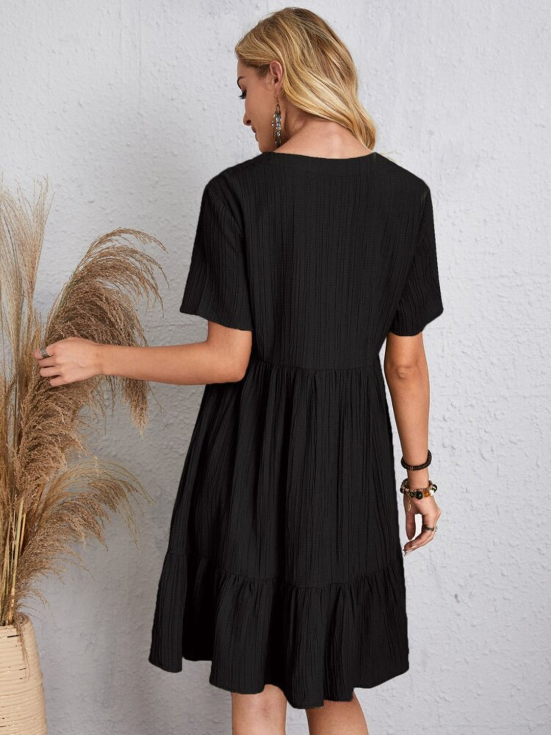 Belinda - Strukturiertes Stufenkleid mit V-Ausschnitt