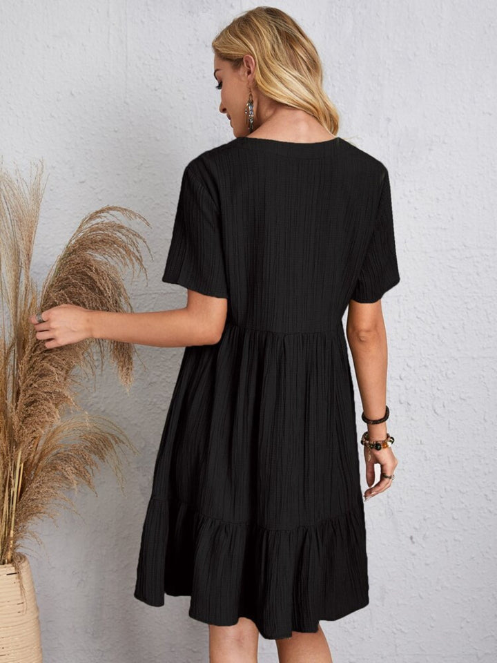 Belinda - Strukturiertes Stufenkleid mit V-Ausschnitt