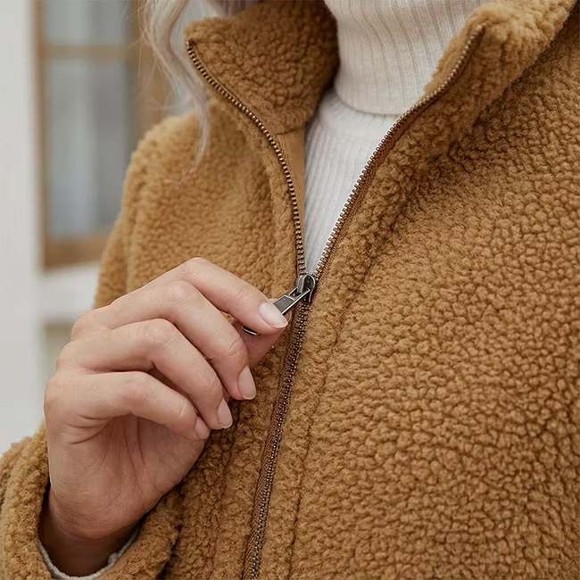 Lana - Strukturierte mittellange Jacke mit Reißverschluss