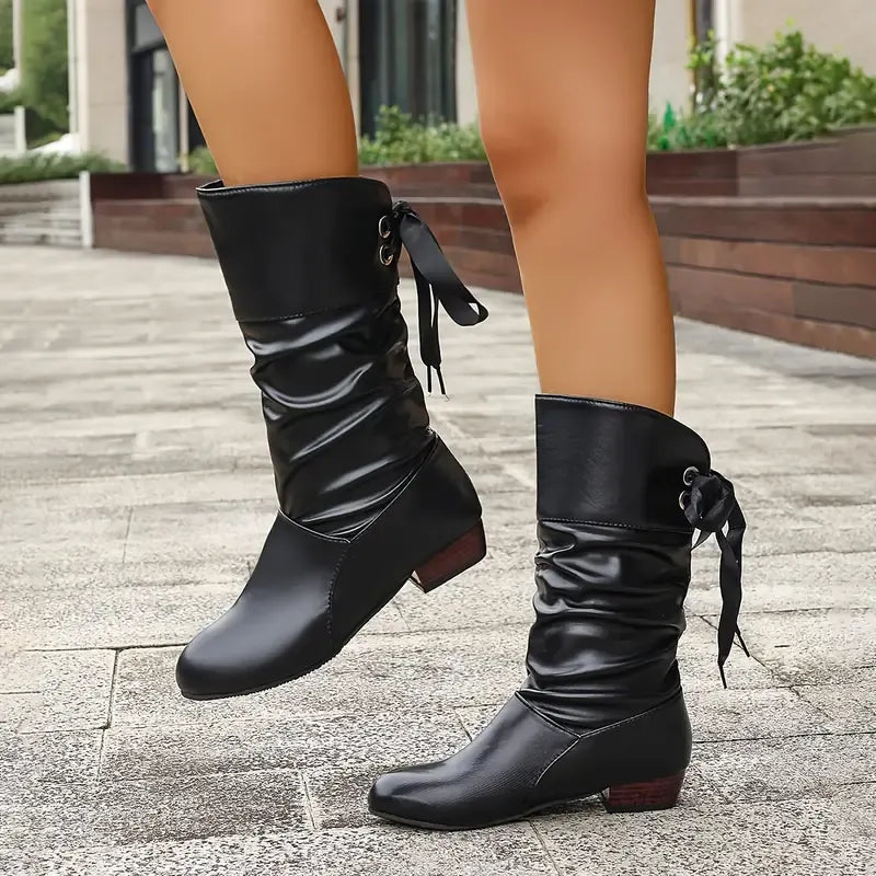Hilda - Wadenhohe Schnürstiefel mit Raffung