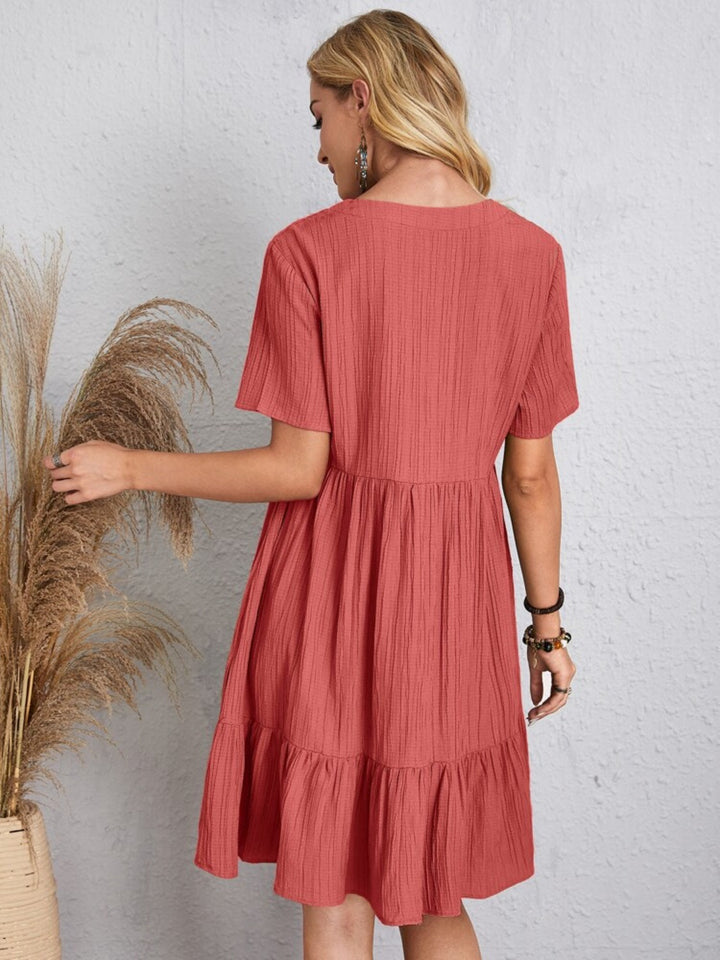 Belinda - Strukturiertes Stufenkleid mit V-Ausschnitt