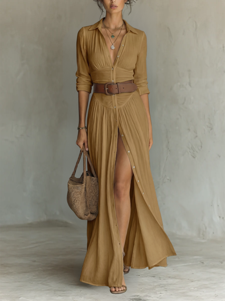 Yarae - Plissiertes Maxikleid mit Knopfleiste in lockerer Passform