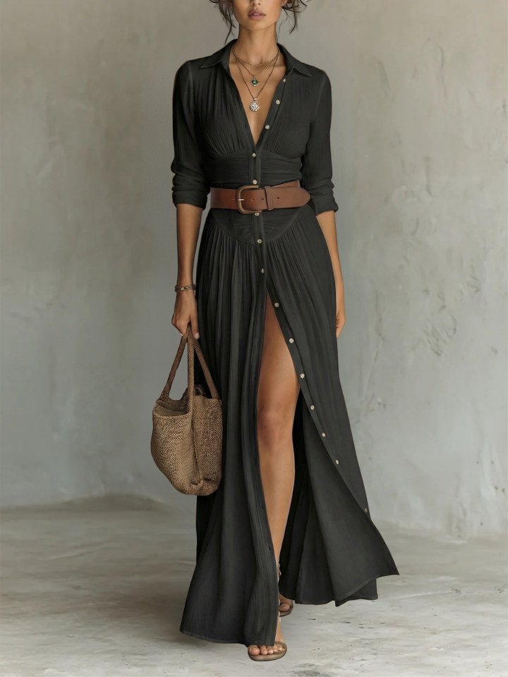 Yarae - Plissiertes Maxikleid mit Knopfleiste in lockerer Passform