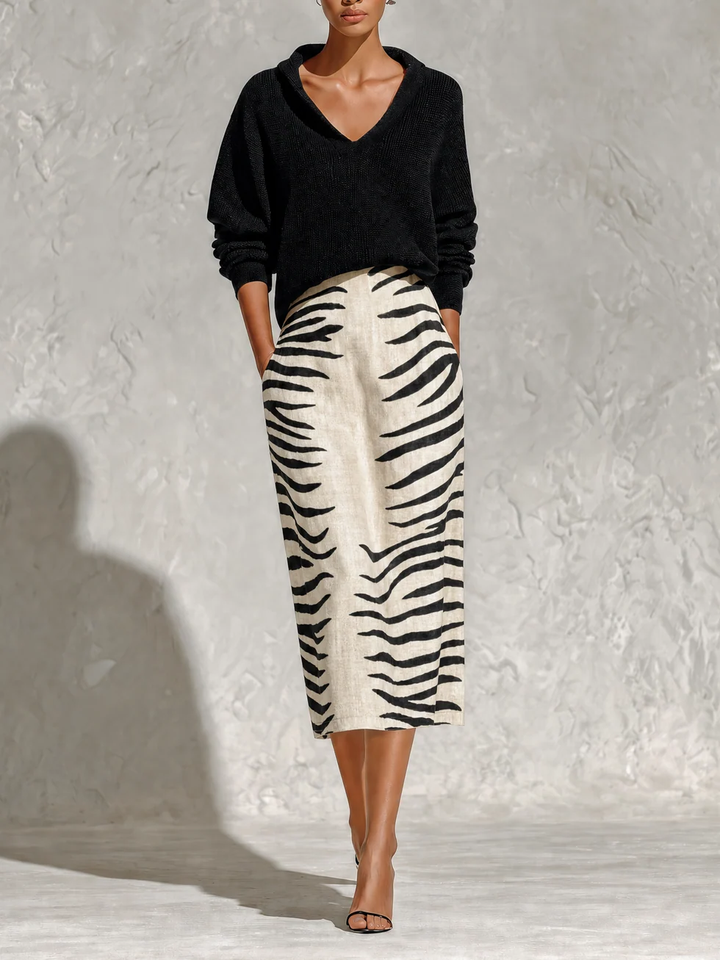 Aelyra - Strickpullover in Soft-Touch-Qualität & Leinen-Midirock mit Zebraprint