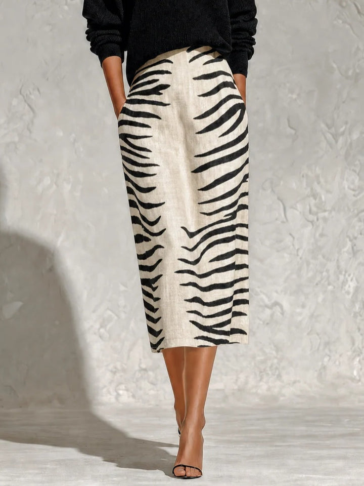 Aelyra - Strickpullover in Soft-Touch-Qualität & Leinen-Midirock mit Zebraprint