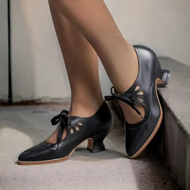 Veralyn - Vintage Schnürpumps mit Kitten-Heels