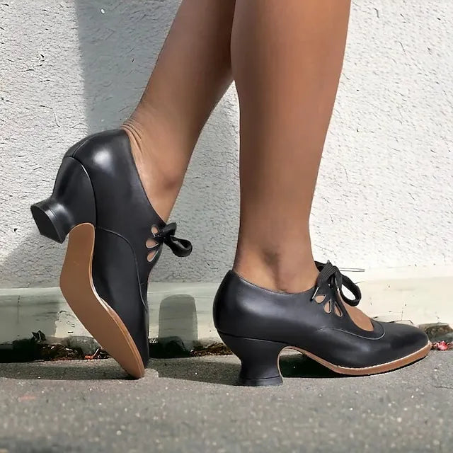 Veralyn - Vintage Schnürpumps mit Kitten-Heels