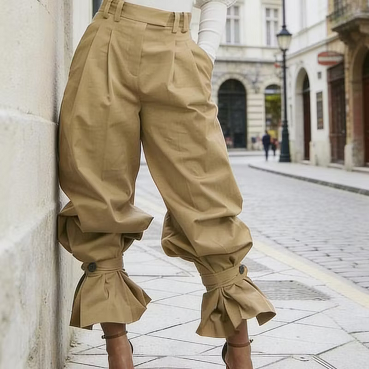 Dianella - Hochtaillierte Hose mit Rüschenabschluss