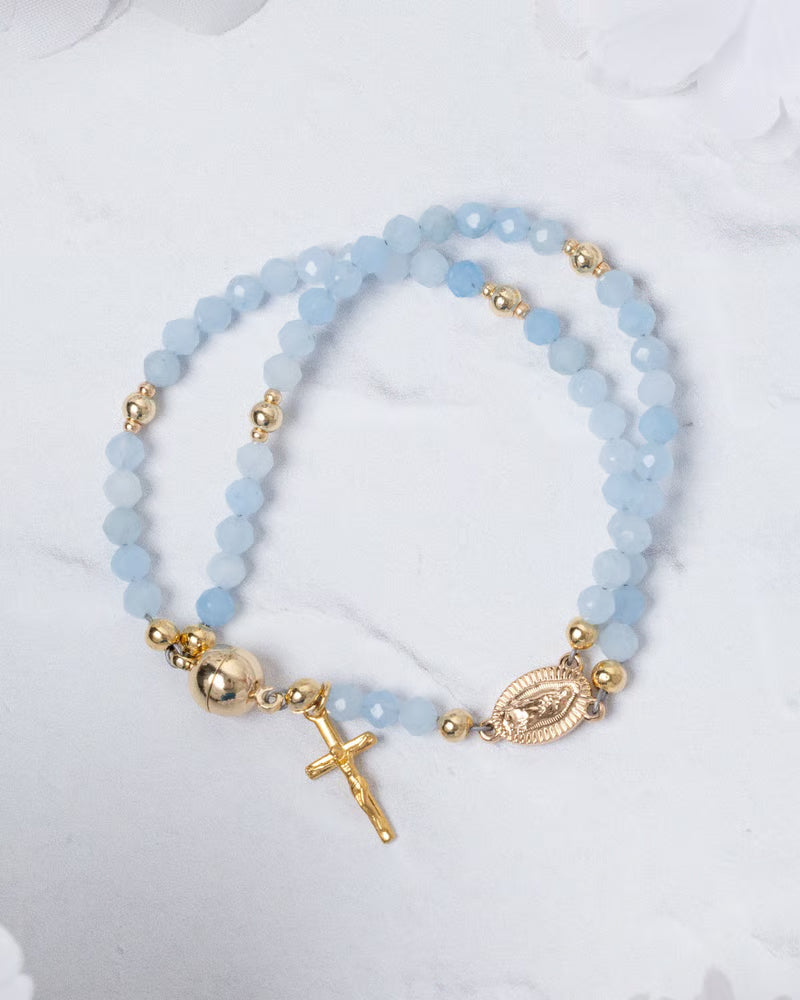 Farah - Perlenarmband mit Kreuzanhänger